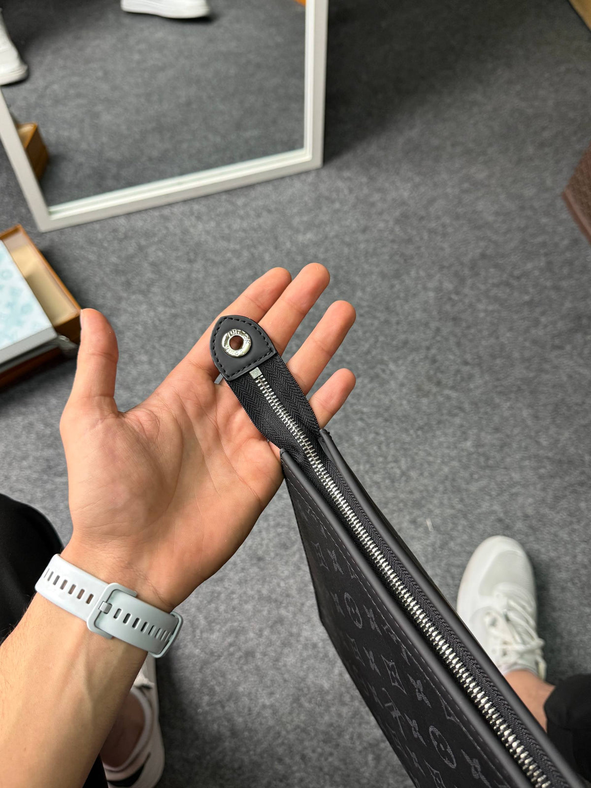 LV Clutch V7