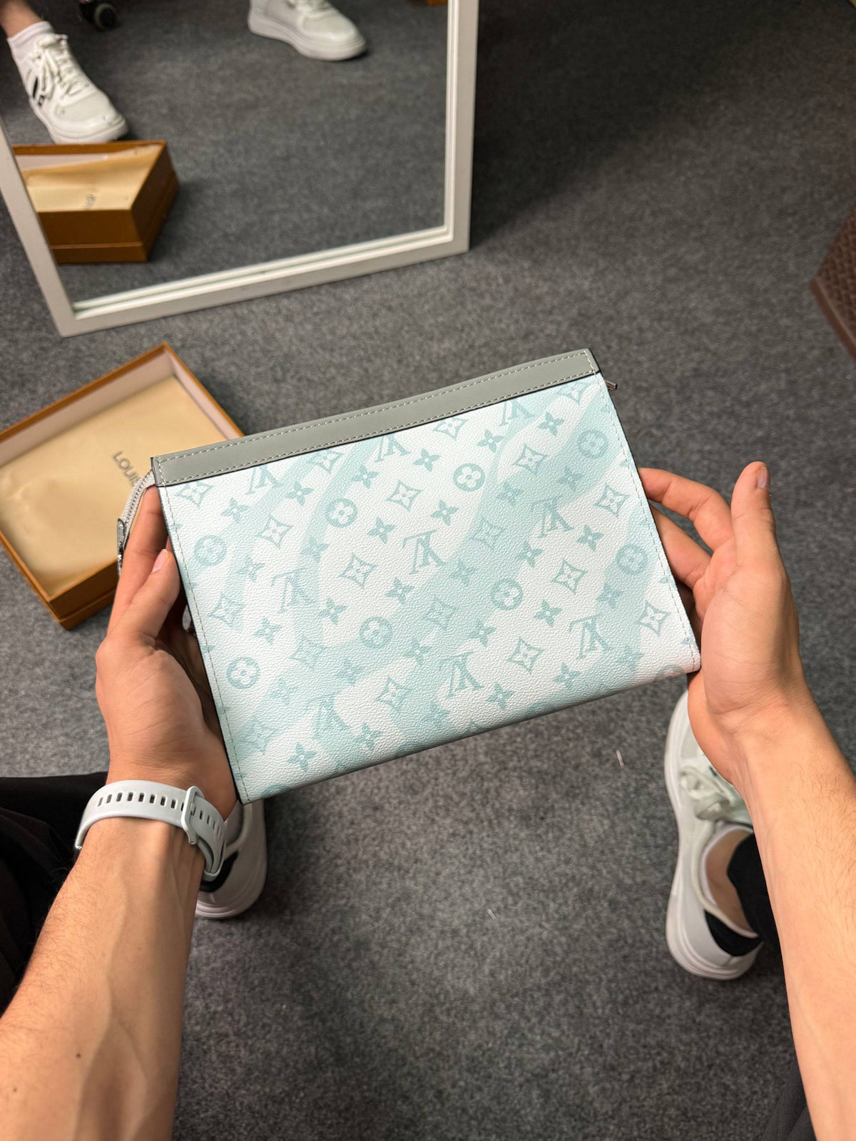 Lv Clutch V1