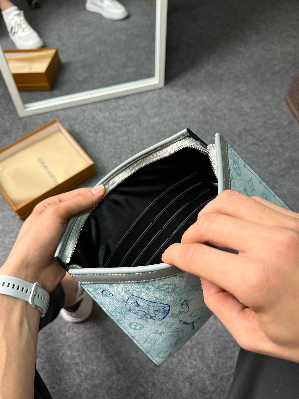 Lv Clutch V1